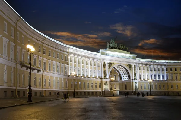 サンクト ペテルブルグ ロシア 宮殿広場やイルミネーションのジェネラル スタッフの建物のアーチ — ストック写真