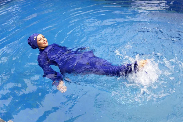 Mulher Atraente Burkini Roupa Banho Muçulmana Nada Piscina — Fotografia de Stock