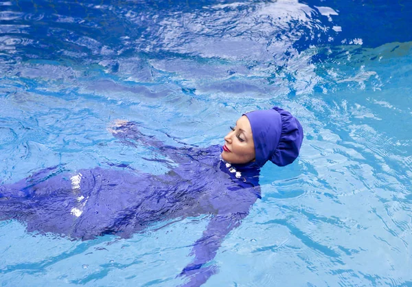 Mulher Atraente Burkini Roupa Banho Muçulmana Nada Piscina — Fotografia de Stock