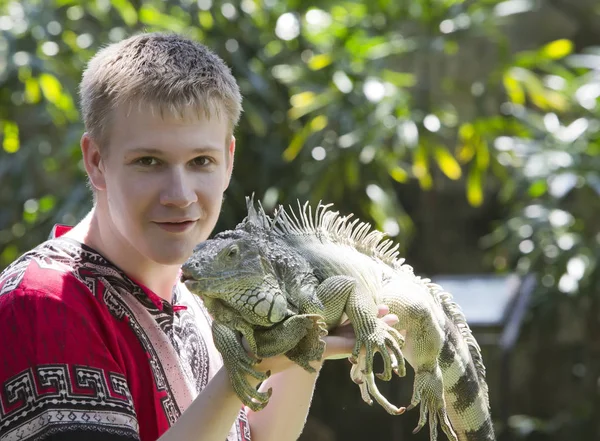 Młody Człowiek Nastolatek Posiada Iguana Ręce — Zdjęcie stockowe