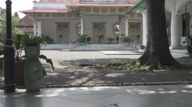 Kraton veya Keraton bir kraliyet Saray için Cava kelimedir. Adını ratu ikamet Yani ka-ratu-an dan türetilmiştir
