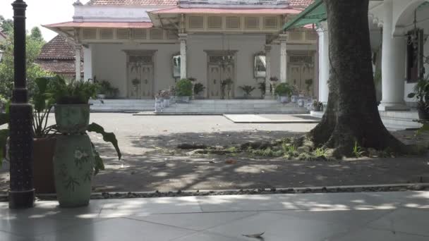 Kraton nebo Keraton je javánština slovo pro královský palác. Jeho jméno je odvozeno od ka-ratu za což znamená bydliště ratu — Stock video