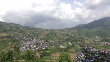 Java, Endonezya. Hills bir olgunluk farklı derece pirinç tarlaları ve araziler ile.