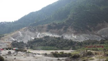 Orta Java, Endonezya - 15 Ekim 2016:Sikidang krater kawah sikidang , Wonosobo, Orta Java