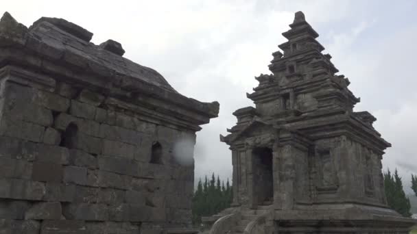 アルジュナ寺院古代ヒンズー教寺院、インドネシア ジャワ島の蒸気に複雑です — ストック動画