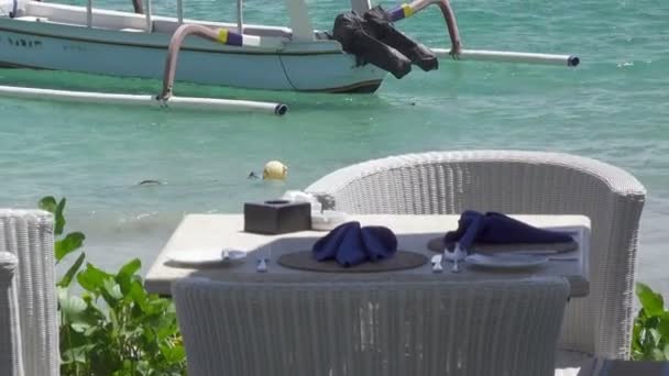 Het resort met tropische zee, het strand en de boten in de Oceaan in zonnige dag — Stockvideo