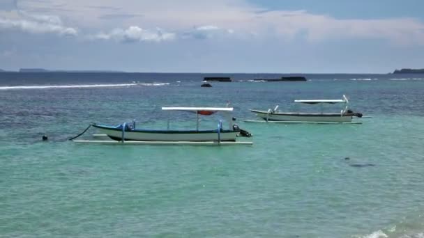 Тропический морской курорт, пляж и лодки в океане в солнечный день — стоковое видео