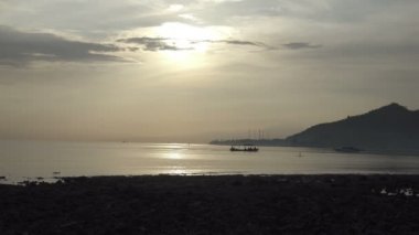 Sabahın erken saatlerinde balıkçı teknesi tropikal Pemuteran Bali beach Endonezya gündoğumu bir körfezde yüzen,