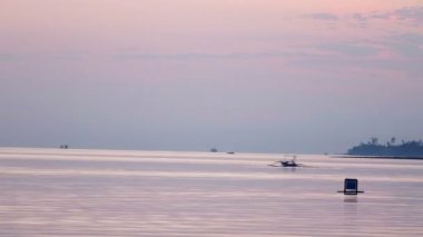 Zaman atlamalı gündoğumu. Güneş deniz plaj ve deniz balıkçı tekneleri, Bali, Endonezya ile şafak görünümünü