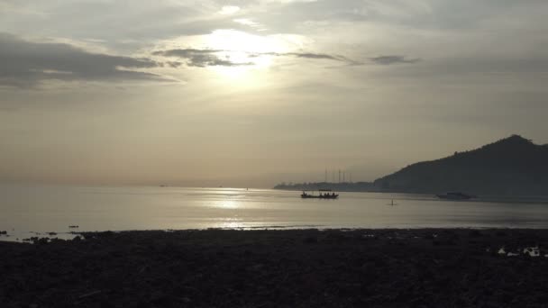 Sunrise Рано Вранці Тропічний Pemuteran Балі Індонезія Пляж Риболовля Човен — стокове відео