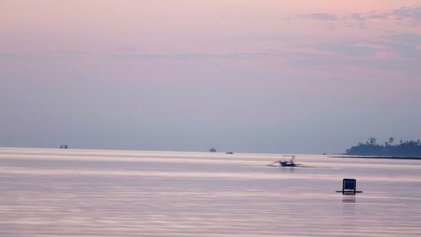 Time lapse sunrise. View of dawn of sun over sea on beach and the sea with fishing boats, Bali, Indonesia — Stock Video