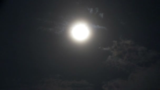 Pleine lune la nuit avec nuage réel — Video