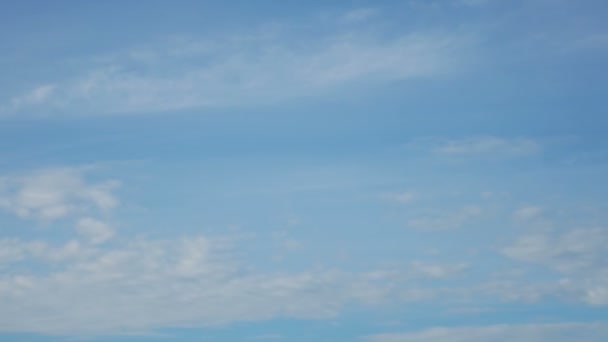 Время с облаками, движущимися на фоне голубого неба в солнечный день — стоковое видео