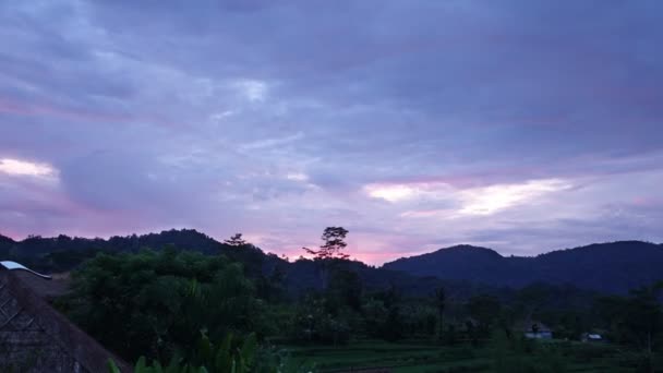 Indonésia, Bali, amanhecer sobre a montanha e terraços de arroz, lapso de tempo — Vídeo de Stock