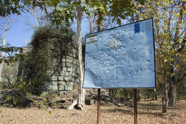 Siem Reap, Kamboçya - 02 Şubat 2015: bilgi işareti Cmac-Kamboçya Eylem Merkezi benim - benim hakkında Leung Tapınak, tapınak Koh Ker karmaşık topraklarının Temizleme