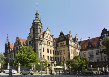 Dresden, Almanya - 17 Eylül: Merkezi eski kentte Dresden Castle yakınındaki insanlar yürümek