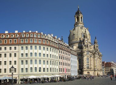 Dresden, Almanya - 17 Eylül 2014: Merkezi eski kentte Frauenkirche (Meryem Kilisesi yakınındaki insanlar yürümek