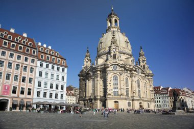 Dresden, Almanya - 17 Eylül 2014: Merkezi eski kentte Frauenkirche (Meryem Kilisesi yakınındaki insanlar yürümek