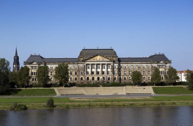 Dresden. Sakson Devlet Elbe üzerinde bina Maliye Bakanlığı rive