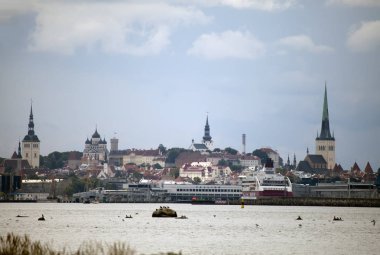Tallinn, Estonya - 7 Eylül 2015: büyük liman ve antik Kilisesi ani bir gemi cruise