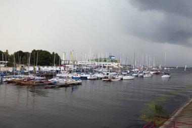 Tallinn, Estonya - 7 Eylül 2015: küçük boyutlu gemilerin otopark, Tallinn Pirita liman ve Kalev Yacht Club, gökyüzünde kara bulutlar ile Yatlar