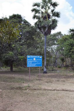 Siem Reap, Kamboçya - 02 Şubat 2015: bilgi işareti Cmac-Kamboçya Eylem Merkezi benim - benim hakkında Boeng Meale Tapınağı topraklarının Temizleme