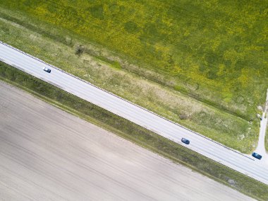 Hava dron görünümü de yol alan. Başka bir ile açılan dünyanın bir çim üzerinde bir el