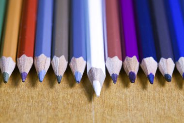 Renkli kalemler üst üste ileri sürülen bir kalem