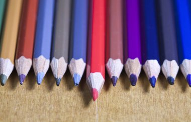 Renkli kalemler üst üste ileri sürülen bir kalem