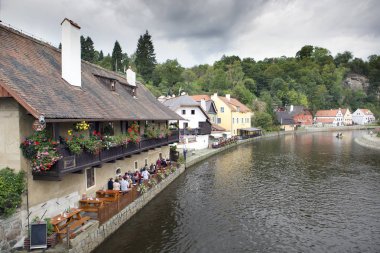 Cesky Krumlov Vltava Nehri yakınındaki antik tarihi evler. South Bohemia, Çek Cumhuriyeti