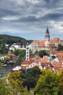 Cesky Krumlov Kalesi ve antik tarihi evleri ve gökyüzü ile fırtınalı bulutlar, Çek Republi