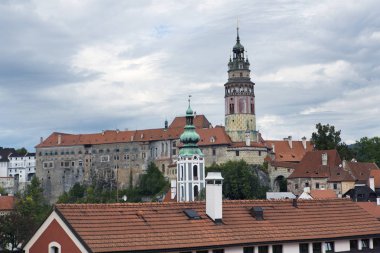 Cesky Krumlov Kalesi ve antik tarihi evleri ve gökyüzü ile fırtınalı bulutlar, Çek Republi