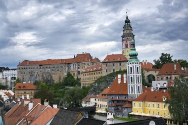 Cesky Krumlov ve gökyüzü ile fırtınalı bulutlar, Çek Cumhuriyeti