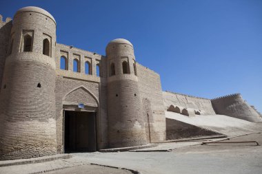 Antik surların içinde giriş kapısı. Özbekistan. Hiva.