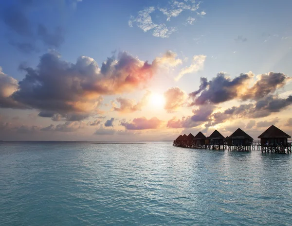 Solnedgång Maldives Island Vattenvillor Bungalow Vid Havet — Stockfoto