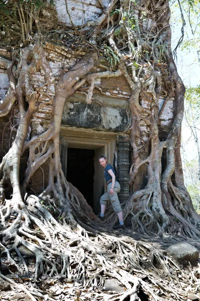 Woman Entrance Destroyed Covered Roots Trees Temple Prasat Chrap Koh — Stock Photo, Image