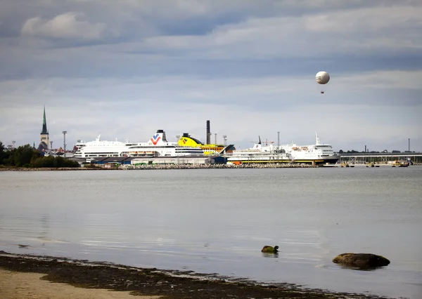 Tallinn Estland September 2015 Kreuzfahrtschiff Hafen Mit Altstadt Und Ballon — Stockfoto