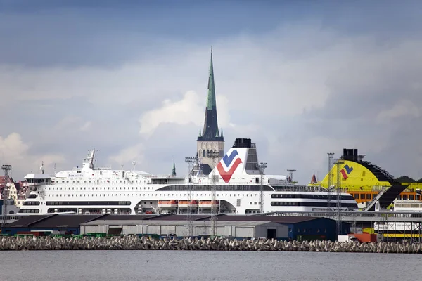 Tallinn Estonia Septiembre 2015 Gran Crucero Puerto Pico Antigua Iglesia — Foto de Stock