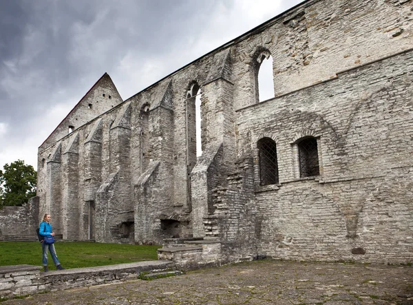 Mujer Turista Camina Sobre Arruinado Convento Santa Brigitta 1436 Años —  Fotos de Stock