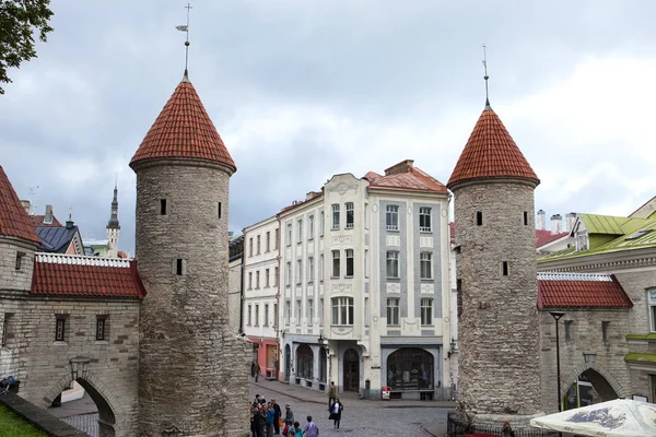 旧市街のヴィル門から入り口にタリン エストニア 2015 観光客 — ストック写真