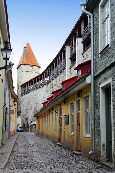 Straße Und Turm Einer Stadtmauer Altstadt Tallinn Estland — Stockfoto