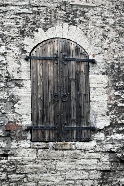 Obturador Madeira Medieval Uma Janela Uma Parede Pedra Antiga Tallinn — Fotografia de Stock