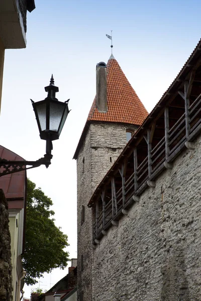 Улица Башня Городской Стены Старый Город Таллинн Эстония — стоковое фото