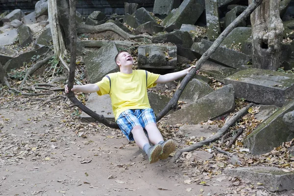 Szczęśliwy Młody Człowiek Nastolatek Turystyczne Trzęsie Liana Jak Huśtawce Ruiny — Zdjęcie stockowe