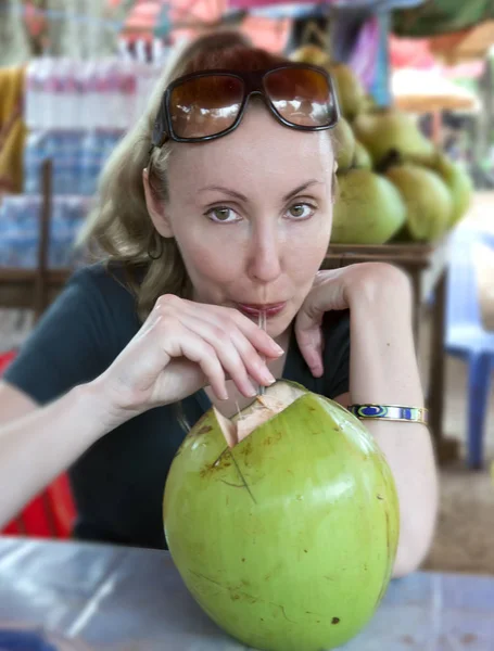 Die Frau Trinkt Kokosmilch Aus Einer Großen Grünen Kokosnuss — Stockfoto