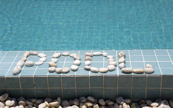 Inscripción Piscina Está Dispuesto Por Guijarro Lado Piscina — Foto de Stock