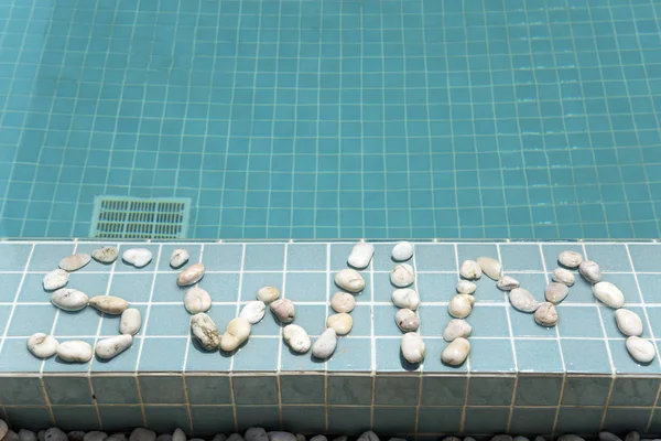 Inscripción Nadar Está Dispuesta Por Guijarros Lado Piscina — Foto de Stock