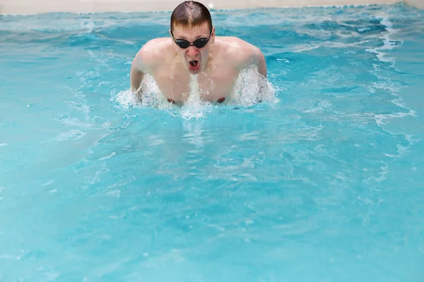 若い男を泳ぐスポーツ スタイル — ストック写真
