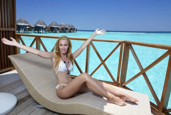 Hermosa Mujer Traje Baño Bikini Tiene Descanso Tumbona Una Terraza —  Fotos de Stock