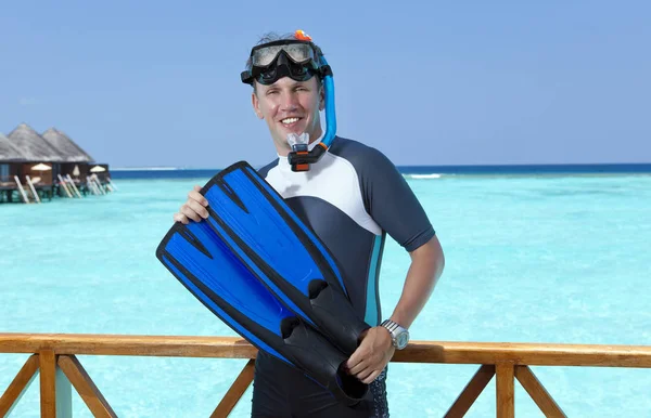 Junger Sportler Mit Schwimmflossen Maske Und Schlauch Meer — Stockfoto